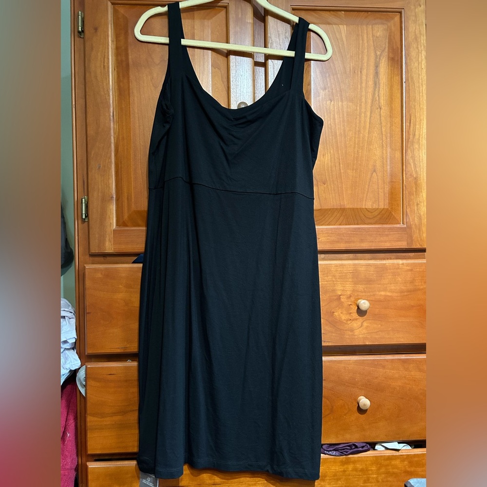 Elegant Black Midi Dress with Scoop Neck